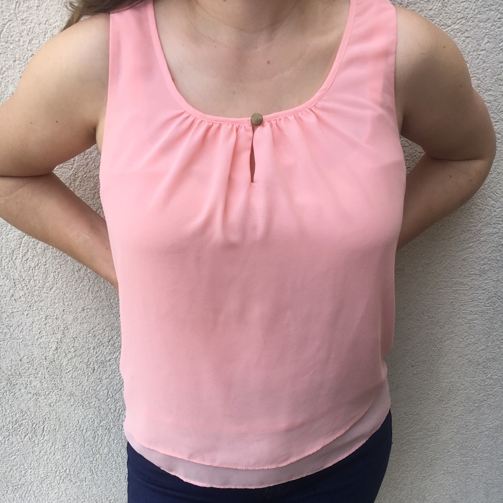Sleeveless light weight top
